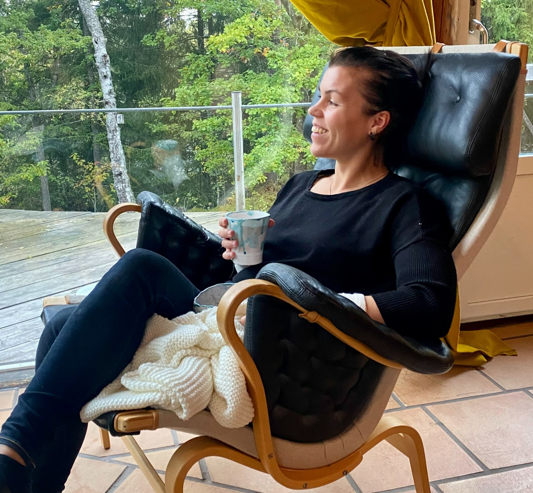 Liv Raissi - Relaxing in a comfortable chair in a calm environment