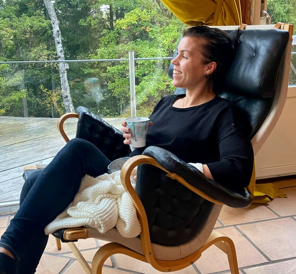 Liv Raissi - Relaxing in a comfortable chair in a calm environment